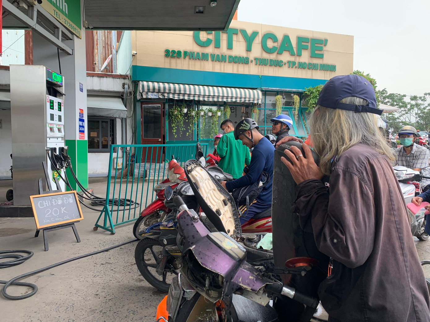 Người dân xếp hàng nhưng cây xăng chỉ bán 20.000 đồng/xe máy. Người dân xếp hàng nhưng cây xăng chỉ bán 20.000 đồng/xe máy.