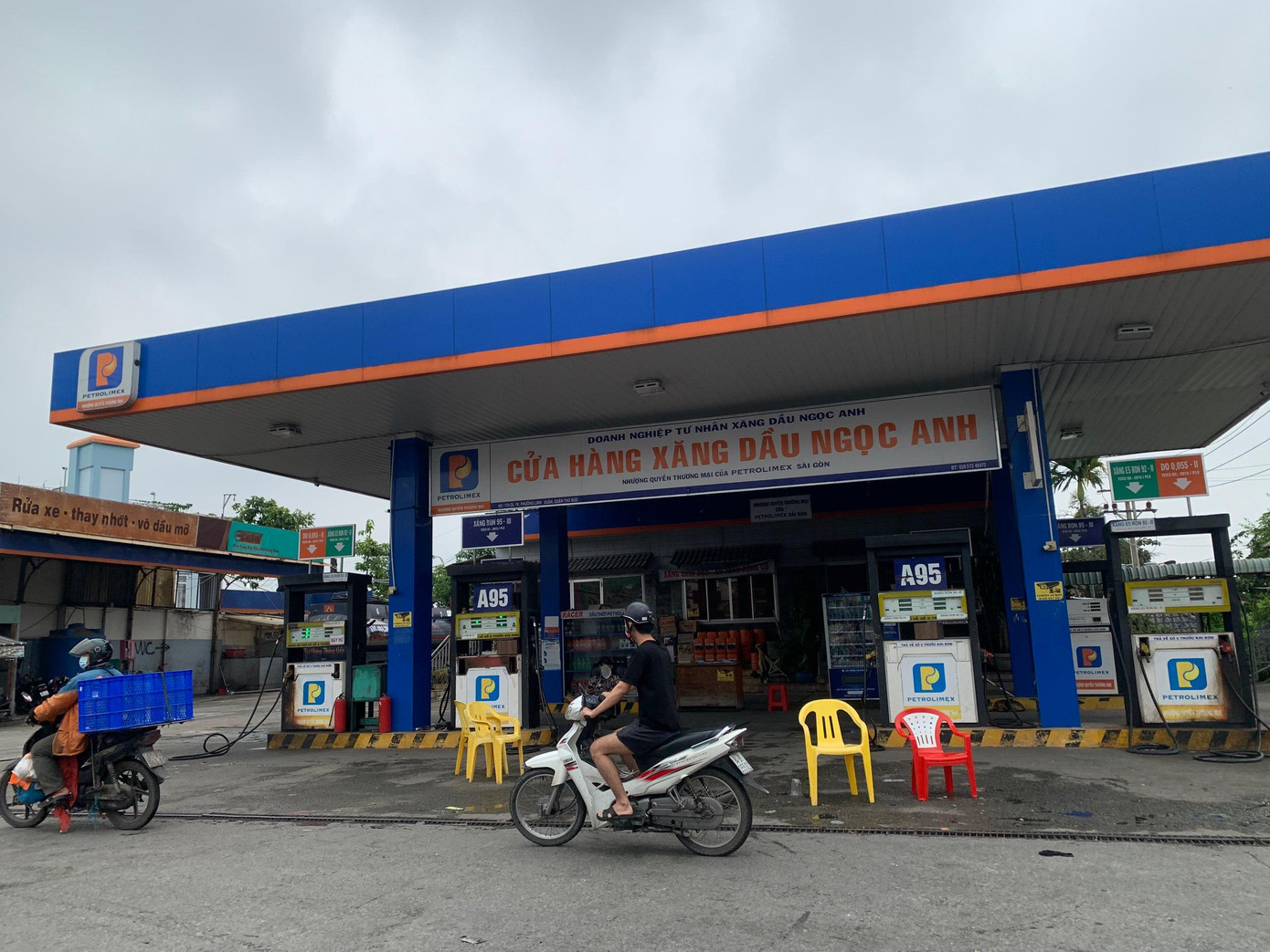 Cửa hàng xăng dầu Ngọc Anh, địa chỉ số 170 quốc lộ 1K, phường Linh Xuân, TP.Thủ Đức cũng thông báo "hết xăng". Cửa hàng xăng dầu Ngọc Anh, địa chỉ số 170 quốc lộ 1K, phường Linh Xuân, TP.Thủ Đức cũng thông báo "hết xăng".