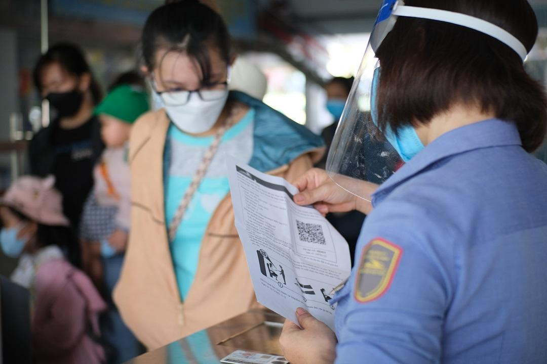 Nhân viên Ga Sài Gòn kiểm soát chặt chẽ thông tin hành khách, các điều kiện về khai báo y tế, chứng nhận vắc xin COVID-19.