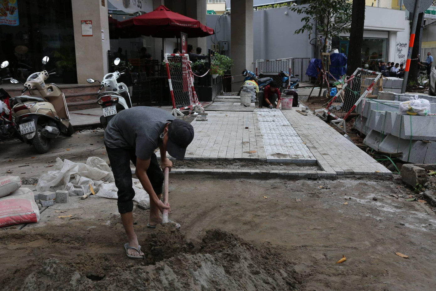 Với mức đầu tư gần 15 tỷ đồng từ nguồn tài trợ, xã hội hóa, dự án cải tạo sẽ nâng cấp khoảng 6.7000 m2 vỉa hè ở các trục đường như Phạm Ngọc Thạch (từ Nguyễn Đình Chiểu đến Nguyễn Thị Minh Khai), Trần Cao Vân (từ hồ Con Rùa đến Hai Bà Trưng), Võ Văn Tần (từ hồ Con Rùa đến Pasteur), vòng xoay Công trường Quốc tế. Phạm vi thi công vỉa hè trên các đường trục đường có tổng chiều dài 750 m và bề rộng khoảng 5,7-6 m. Dự kiến, giai đoạn một sẽ hoàn thành trước dịp lễ 2/9. Với mức đầu tư gần 15 tỷ đồng từ nguồn tài trợ, xã hội hóa, dự án cải tạo sẽ nâng cấp khoảng 6.7000 m2 vỉa hè ở các trục đường như Phạm Ngọc Thạch (từ Nguyễn Đình Chiểu đến Nguyễn Thị Minh Khai), Trần Cao Vân (từ hồ Con Rùa đến Hai Bà Trưng), Võ Văn Tần (từ hồ Con Rùa đến Pasteur), vòng xoay Công trường Quốc tế. Phạm vi thi công vỉa hè trên các đường trục đường có tổng chiều dài 750 m và bề rộng khoảng 5,7-6 m. Dự kiến, giai đoạn một sẽ hoàn thành trước dịp lễ 2/9.