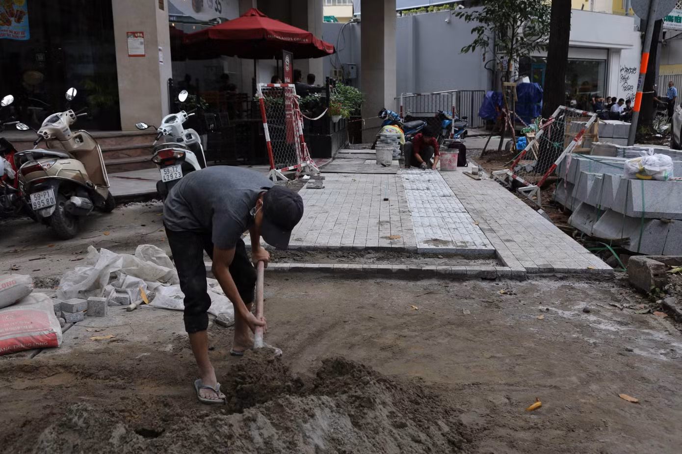 Với mức đầu tư gần 15 tỷ đồng từ nguồn tài trợ, xã hội hóa, dự án cải tạo sẽ nâng cấp khoảng 6.7000 m2 vỉa hè ở các trục đường như Phạm Ngọc Thạch (từ Nguyễn Đình Chiểu đến Nguyễn Thị Minh Khai), Trần Cao Vân (từ hồ Con Rùa đến Hai Bà Trưng), Võ Văn Tần (từ hồ Con Rùa đến Pasteur), vòng xoay Công trường Quốc tế. Phạm vi thi công vỉa hè trên các đường trục đường có tổng chiều dài 750 m và bề rộng khoảng 5,7-6 m. Dự kiến, giai đoạn một sẽ hoàn thành trước dịp lễ 2/9. Với mức đầu tư gần 15 tỷ đồng từ nguồn tài trợ, xã hội hóa, dự án cải tạo sẽ nâng cấp khoảng 6.7000 m2 vỉa hè ở các trục đường như Phạm Ngọc Thạch (từ Nguyễn Đình Chiểu đến Nguyễn Thị Minh Khai), Trần Cao Vân (từ hồ Con Rùa đến Hai Bà Trưng), Võ Văn Tần (từ hồ Con Rùa đến Pasteur), vòng xoay Công trường Quốc tế. Phạm vi thi công vỉa hè trên các đường trục đường có tổng chiều dài 750 m và bề rộng khoảng 5,7-6 m. Dự kiến, giai đoạn một sẽ hoàn thành trước dịp lễ 2/9.