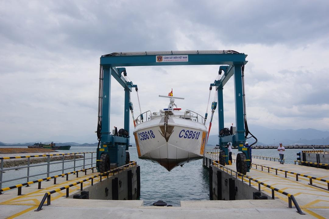 Gia cố trang thiết bị tàu, xuồng.