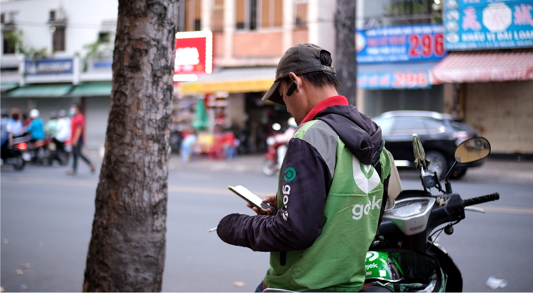 Một tài xế mòn mỏi chờ khách đặt đơn hàng.