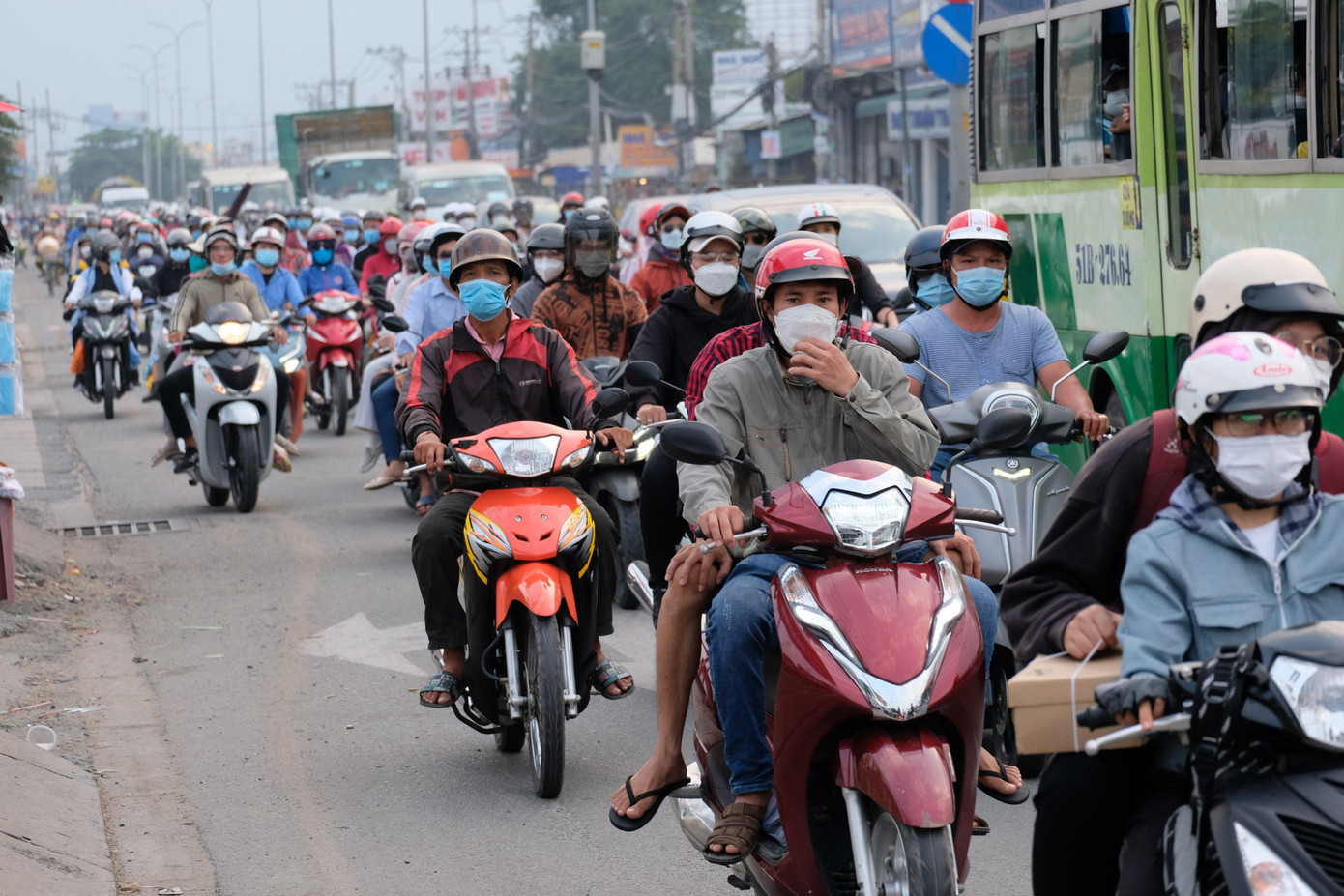 Càng về cuối ngày, lượng xe cộ lưu thông trên tuyến đường này rất đông, phần lớn người dân di chuyển bằng xe máy.