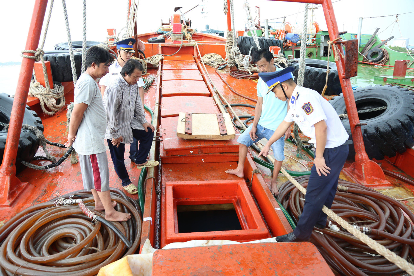 Lực lượng Cảnh sát biển kiểm tra tàu số hiệu BT 99889TS chở khoảng 50.000 lít dầu DO không rõ nguồn gốc.