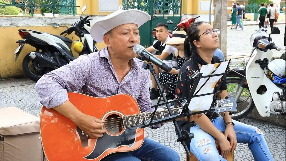 Trước khu vực Bưu điện trung tâm TPHCM, Nhà thờ Đức Bà, đường sách Nguyễn Văn Bình, rất đông người dân tới tham quan, chụp ảnh, thưởng thức nghệ thuật đường phố…