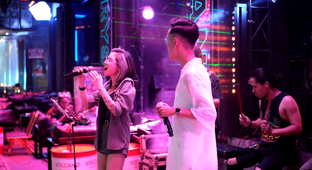 Trong ngày đầu hoạt động trở lại, một quán bar ở phố Bùi Viện đầu tư mời ban nhạc đến để thu hút khách. Trong ngày đầu hoạt động trở lại, một quán bar ở phố Bùi Viện đầu tư mời ban nhạc đến để thu hút khách.