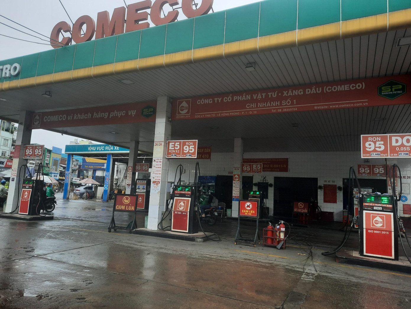 Một cây xăng ở góc Lý Thái Tổ - Lê Hồng Phong (phường 1, quận 10) không thông báo hết xăng nhưng khi khách vào thì các nhân viên xua tay, lắc đầu từ chối bán với lý do hết xăng.