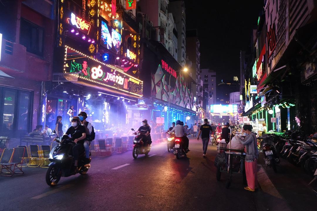 Khách ở phố đi bộ Bùi Viện giờ đa phần là người địa phương hay du khách nội địa, lượng khách quốc tế vẫn còn thưa thớt. Khách ở phố đi bộ Bùi Viện giờ đa phần là người địa phương hay du khách nội địa, lượng khách quốc tế vẫn còn thưa thớt.