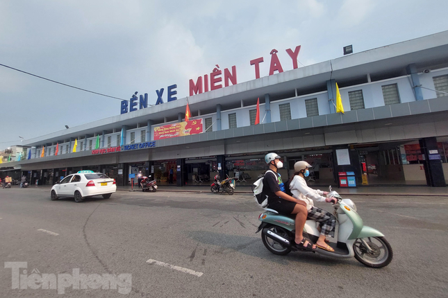 Cũng theo ghi nhận của Tiền Phong tại bến xe Miền Tây, ngày 22 tháng Chạp dù là cận Tết nhưng lượng người đổ về mua vé tại đây rất ít. Sở dĩ, người dân chọn hình thức di chuyển về các địa phương bằng phương tiện cá nhân để hạn chế lây lan dịch bệnh.