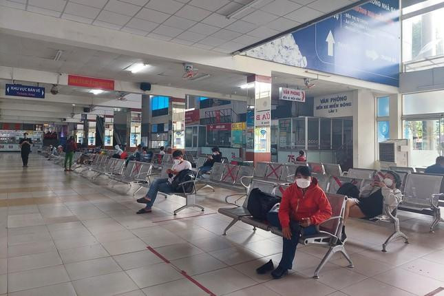 Những ngày cận Tết, tuy lượng khách đến những bến xe lớn ở TP.HCM như bến xe An Sương, bến xe miền Đông (cũ), bến xe miền Tây có tăng nhưng nói về sự nhộn nhịp thì chưa bằng các năm trước. Trong ảnh: số ít khách đến chờ ra xe về quê ở bến xe Miền Đông