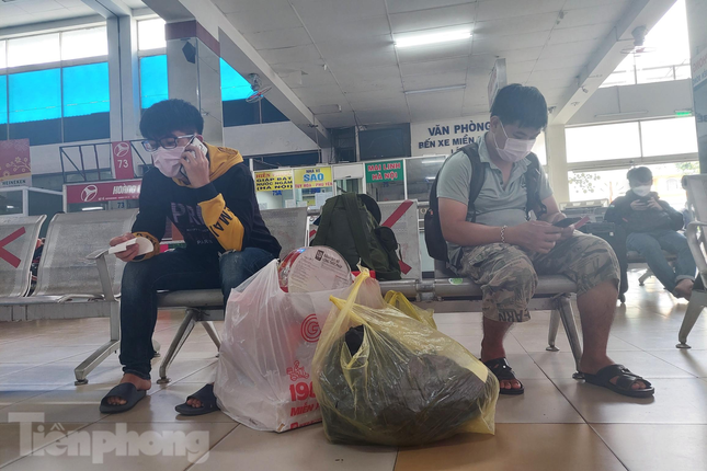 Anh Văn Hưng (bên phải) cùng anh trai đợi tới giờ lên xe về Bình Thuận sau 1 năm vì dịch chưa được về nhà bên bố mẹ. Do hành lý nhiều nên anh quyết định lựa chọn xe khách để về quê.