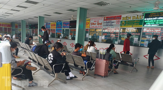 Cùng tình trạng trên, tại bến xe An Sương tình hình người dân đến mua vé về quê cũng không có dấu hiệu khả quan. Đa phần khách đặt vé về các tỉnh cạnh TPHCM như Tây Ninh, Bình Phước.