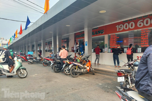 Số lượng khách đặt vé thấp khiến các nhà xe tại bến xe rơi vào tình trạng đìu hiu.