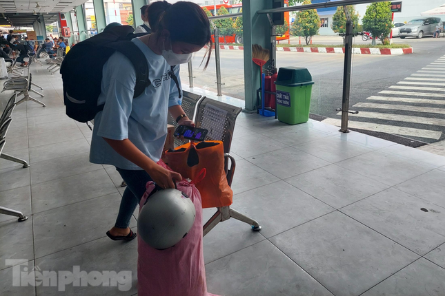 Chị Yến Vi đang chuẩn bị hành lý lên chuyến xe về Tây Ninh sau 2 năm không về quê. Chị cho biết do đợt dịch vừa qua quá căng thẳng nên chị không dám về vì sợ ảnh hưởng gia đình. Nay, tình hình dịch đã được kiểm soát nên chị an tâm về quê ăn Tết.