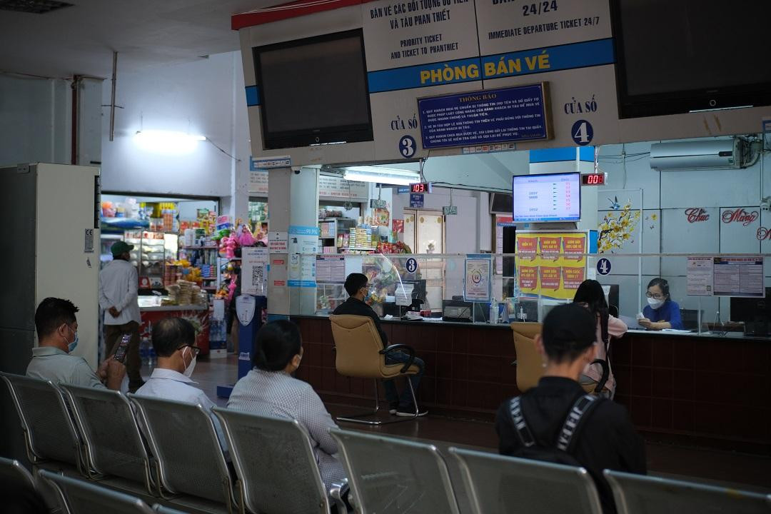 Tại khu vực quầy vé ga Sài Gòn có khá đông người dân đến mua vé để về quê đón Tết Nguyên đán Nhâm Dần 2022. Lượng khách tăng tại ga Sài Gòn do nhiều tỉnh thành đã có thông báo không yêu cầu cách ly tại nhà khi người dân từ TP.HCM về quê.