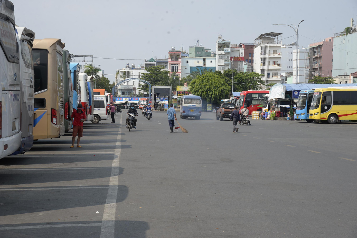 Trong khi đó, theo ghi nhận tại Bến xe Miền Đông (quận Bình Thạnh), lượng khách đổ về bến không quá đông. Tại bãi xe, phương tiện từ các tỉnh miền Trung, miền Bắc, Tây Nguyên vào TP.HCM chỉ lác đác.