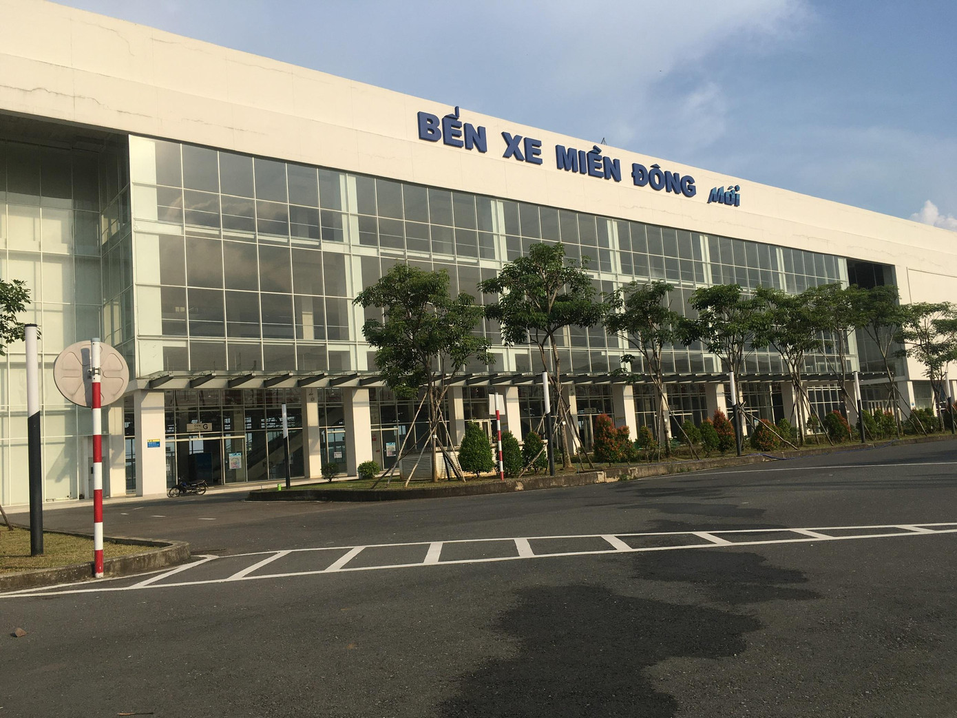 Bến xe Miền Đông mới thuộc TP.Thủ Đức và TP.Dĩ An, Bình Dương được khởi công tháng 4/2017 trên diện tích 16 ha, tổng vốn đầu tư khoảng 4.000 tỷ đồng, trong đó giai đoạn một khoảng 740 tỷ đồng. Đây là bến xe lớn nhất nước, do Tổng Công ty Cơ khí GTVT Sài Gòn (Samco) làm chủ đầu tư. Phía trước bến xe là đoạn cuối tuyến Metro Số 1 (Bến Thành - Suối Tiên). Bến xe Miền Đông mới thuộc TP.Thủ Đức và TP.Dĩ An, Bình Dương được khởi công tháng 4/2017 trên diện tích 16 ha, tổng vốn đầu tư khoảng 4.000 tỷ đồng, trong đó giai đoạn một khoảng 740 tỷ đồng. Đây là bến xe lớn nhất nước, do Tổng Công ty Cơ khí GTVT Sài Gòn (Samco) làm chủ đầu tư. Phía trước bến xe là đoạn cuối tuyến Metro Số 1 (Bến Thành - Suối Tiên).