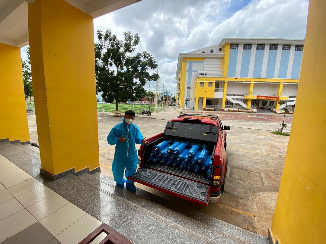 Bệnh nhân cần đổi bình oxy sẽ liên hệ đường dây nóng (+84) 796 55 5564. Các tình nguyện viên Quận Đoàn sẽ chở oxy bằng xe máy đến tận nhà. Với người chưa có bình oxy và hoàn cảnh khó khăn thì ATM-Oxy sẽ cho mượn miễn phí.