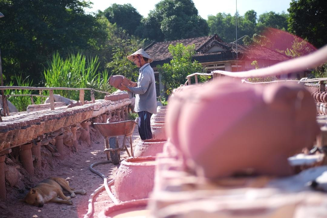 Các công nhân cho biết, trung bình mỗi ngày một người cạo ba ria được khoảng 400 - 500 con. Các công nhân cho biết, trung bình mỗi ngày một người cạo ba ria được khoảng 400 - 500 con.