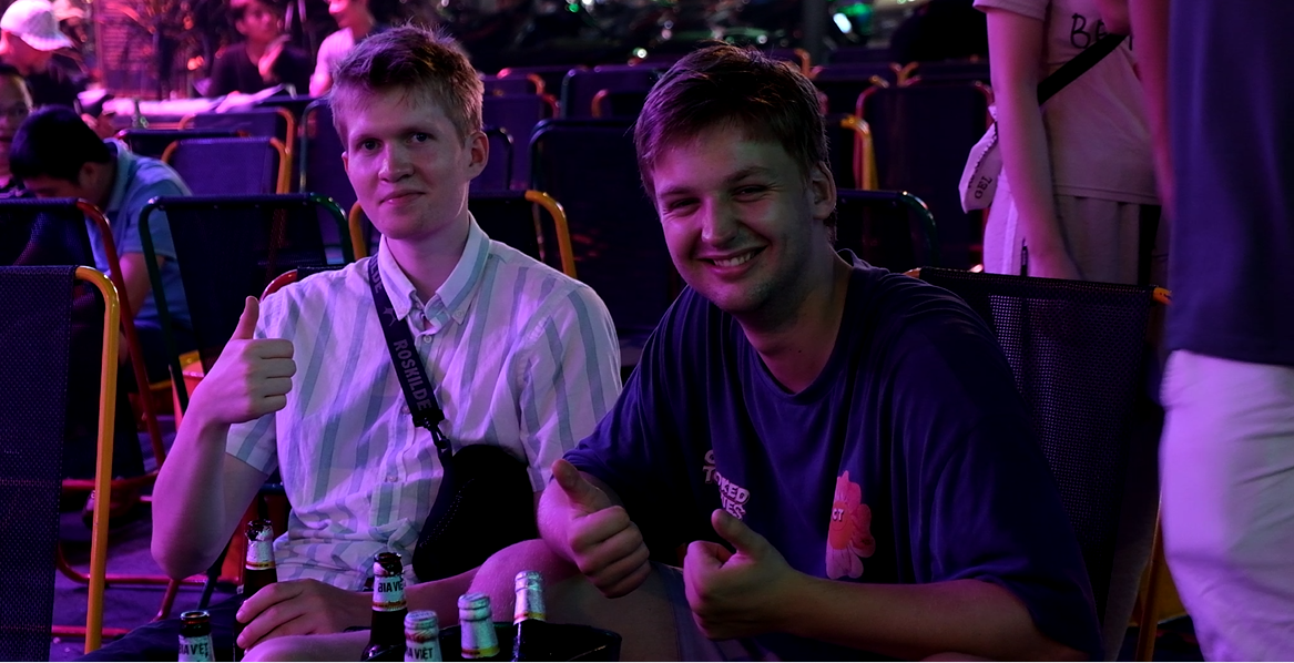 Andrew Aldred (23 tuổi, đến từ nước Anh) cho biết: "Con phố này thật sự rất có sức hút đối với tôi khi mang lại những trải nghiệm thật tuyệt vời và con người ở đây thì rất thân thiện. Chắc chắn rằng tôi sẽ đến Việt Nam nhiều lần hơn nữa".