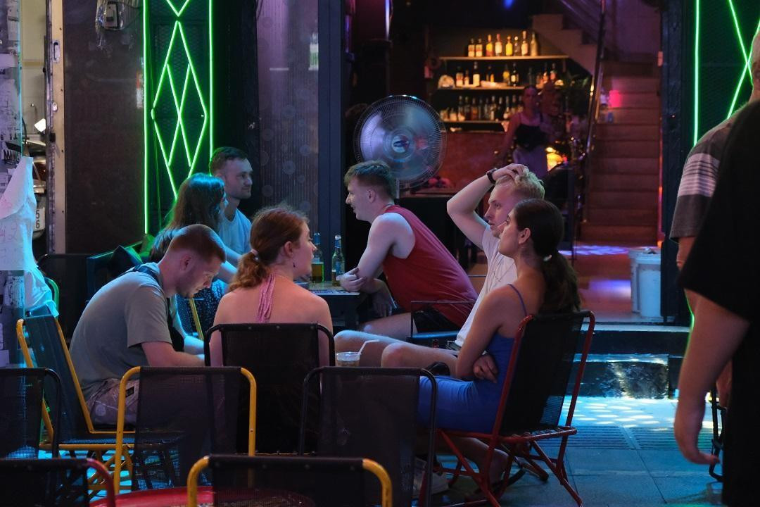 Chị Tuyết Vân, quản lý quán bar trên đường Bùi Viện phấn khởi nói: "Hơn 2 tháng qua, lượng khách quốc tế đến khu phố này càng nhiều nhưng so sánh với trước dịch thì chưa bằng, khoảng 75%. Dù sao với tôi đây đã là tín hiệu tích cực. Thời gian tới, tôi tin rằng khách quốc tế sẽ đến đây nhiều hơn nữa, ngành du lịch sẽ phục hồi nhanh chóng".
