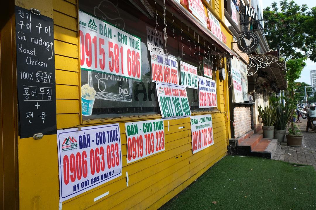 Tương tự, nhiều cơ sở kinh doanh ở phường Tân Phong (quận 7, TP.HCM) vốn tập trung đông cộng đồng người Hàn Quốc sinh sống vẫn trong tình trạng đóng cửa im lìm, chưa có dấu hiệu hoạt động trở lại. Người dân trong khu vực này nói rằng, nhiều hộ kinh doanh không cầm cự được sau đợt dịch kéo dài vì chi phí thuê mặt bằng nên phải đóng cửa, treo biển thông báo sang nhượng từ năm ngoái đến nay.