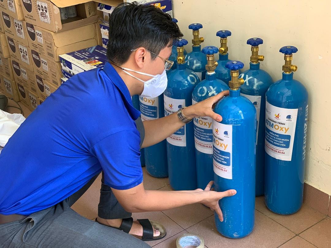 Cận cảnh các bình oxy được đặt tại trạm.