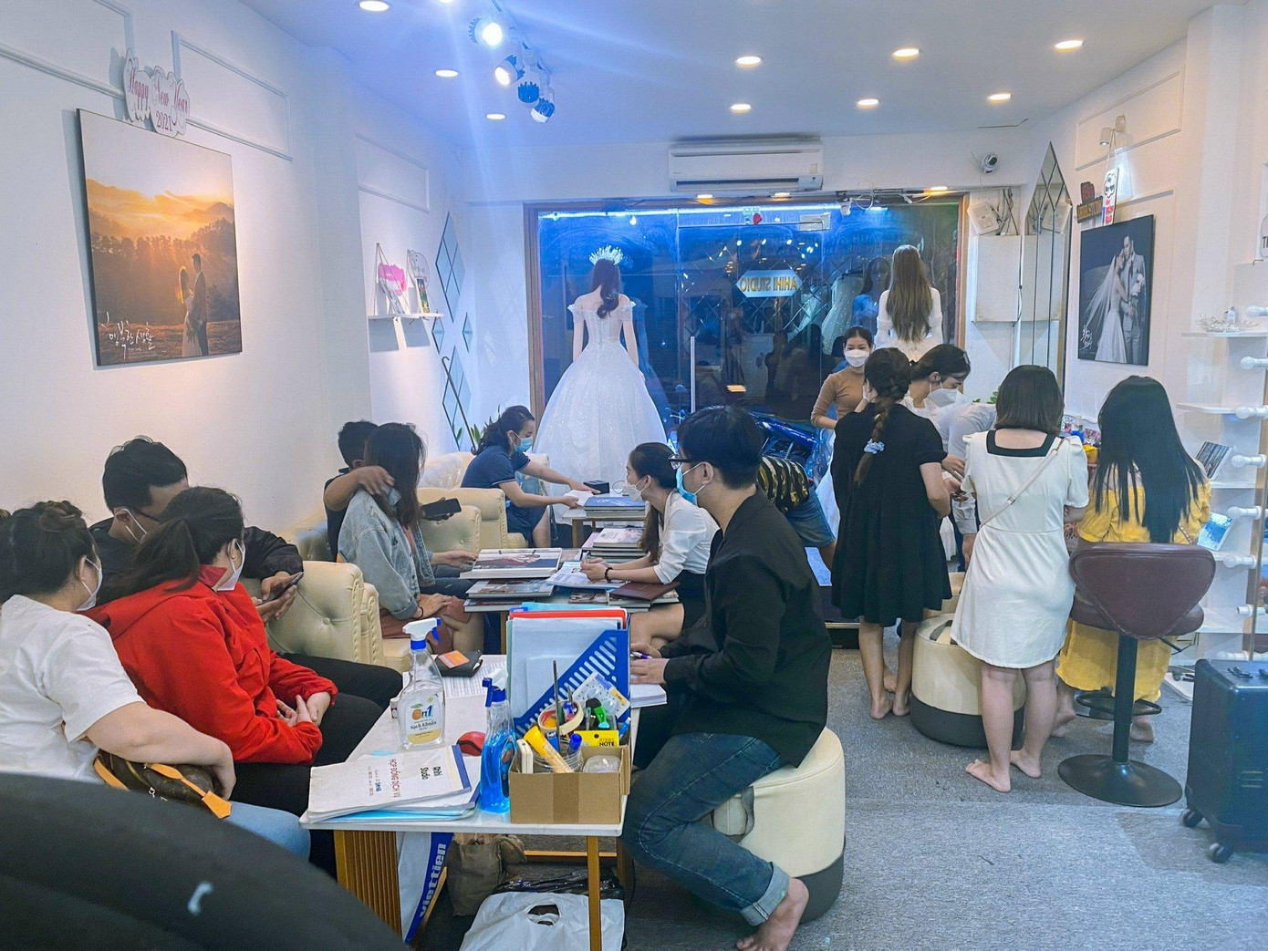 Sau khoảng 2 năm kinh doanh ảm đạm do ảnh hưởng của dịch COVID-19, phố váy cưới lớn nhất ở TP.HCM nằm trên đường Hồ Văn Huê (quận Phú Nhuận, TPHCM) đã đón lượng khách tăng mạnh trở lại từ đầu năm 2022. Sau khoảng 2 năm kinh doanh ảm đạm do ảnh hưởng của dịch COVID-19, phố váy cưới lớn nhất ở TP.HCM nằm trên đường Hồ Văn Huê (quận Phú Nhuận, TPHCM) đã đón lượng khách tăng mạnh trở lại từ đầu năm 2022.