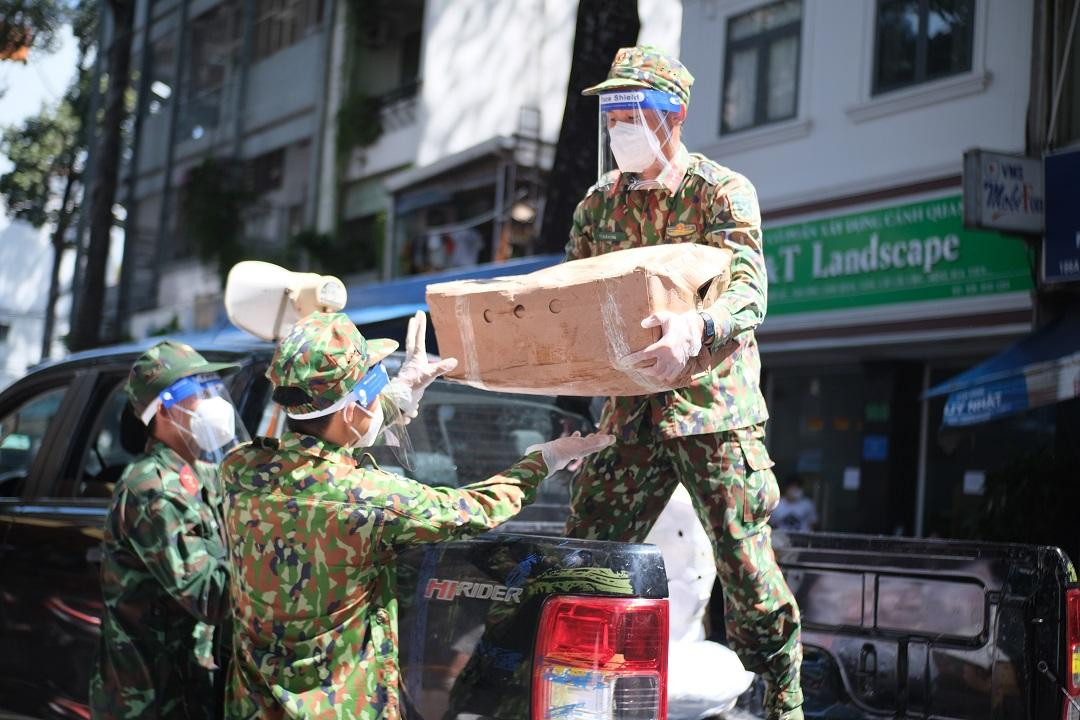 Những thùng hàng thực phẩm được bộ đội vận chuyển nhanh nhẹn phục vụ người dân tại chợ "lưu động".