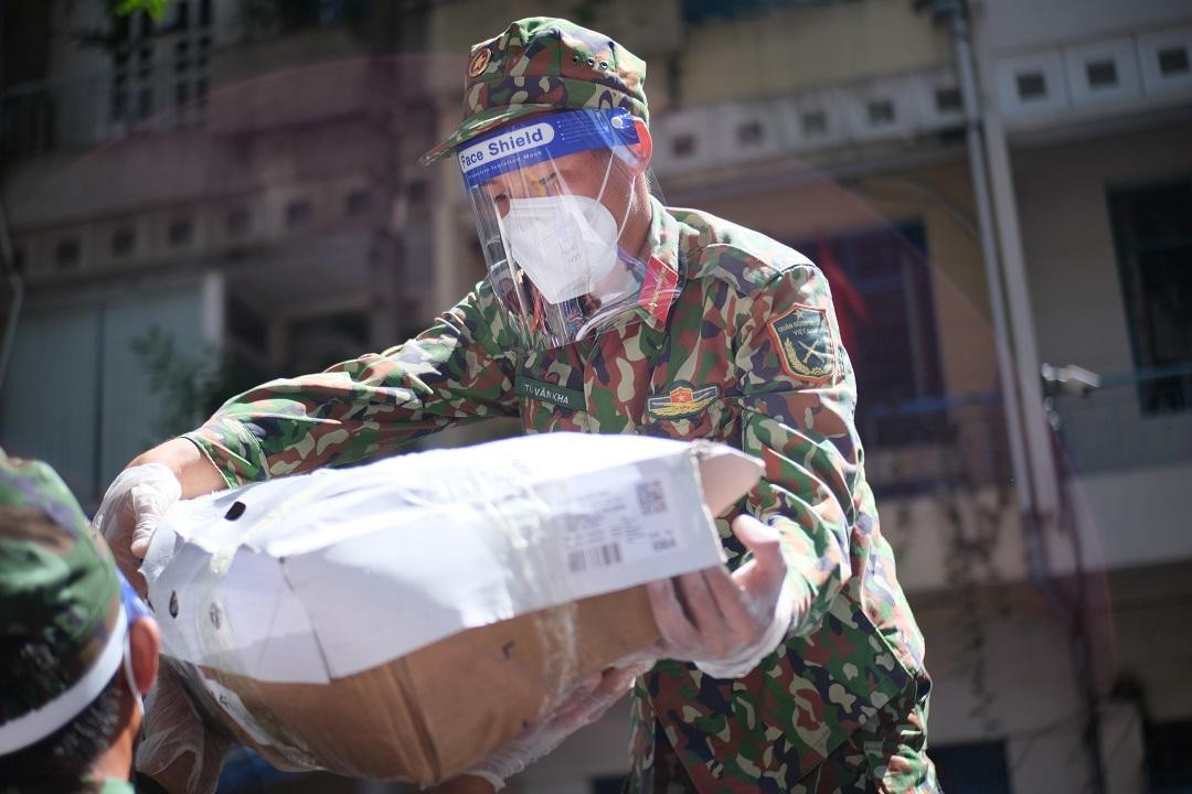 Cũng nhờ có những chiến sỹ mà các cán bộ địa bàn đỡ vất vả hơn, tiến độ công việc chăm lo an sinh cho người dân cũng được đẩy nhanh hơn nhiều...