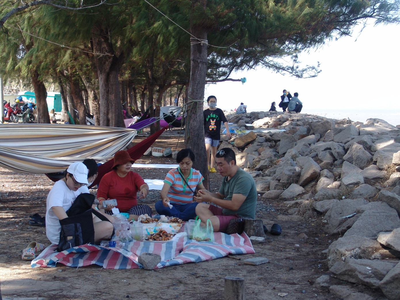 Cách chợ Hàng Dương chỉ khoảng 50m là bãi biển 30/4, đến đây du khách có thể vừa ngắm biển, vừa thưởng thức hải sản trong không khí mát mẻ, thơ mộng.