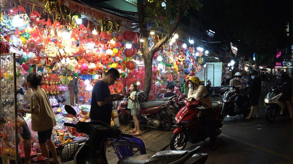 Phố lồng đèn lớn bậc nhất Sài Gòn những ngày này đang trở nên nhộn nhịp người đi dạo, mua sắm khi Tết Trung thu đang đến gần. Phố lồng đèn lớn bậc nhất Sài Gòn những ngày này đang trở nên nhộn nhịp người đi dạo, mua sắm khi Tết Trung thu đang đến gần.
