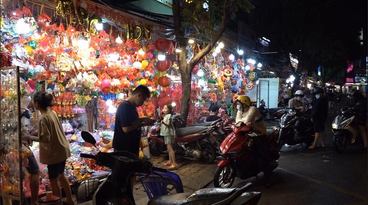 Phố lồng đèn lớn bậc nhất Sài Gòn những ngày này đang trở nên nhộn nhịp người đi dạo, mua sắm khi Tết Trung thu đang đến gần.