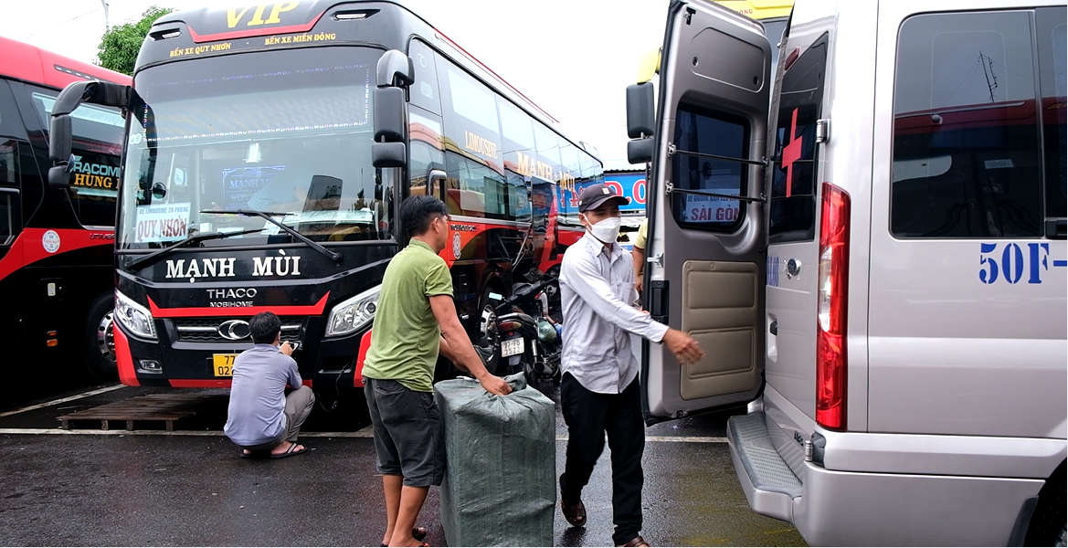 Nhiều doanh nghiệp buộc phải cho xe nằm bãi hoặc tính đến chuyện bán xe do giá xăng dầu tăng cao. Ảnh: Hoàng Trang. Nhiều doanh nghiệp buộc phải cho xe nằm bãi hoặc tính đến chuyện bán xe do giá xăng dầu tăng cao. Ảnh: Hoàng Trang.