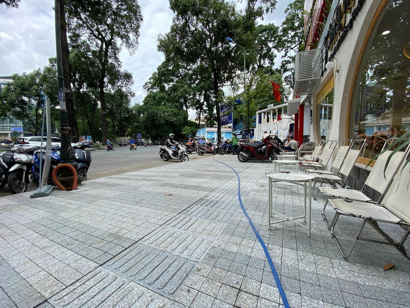 Anh Vĩnh Hy (ngụ quận Gò Vấp, TP.HCM) chia sẻ: "Tôi thấy việc thay mới đá vỉa hè bằng đá granite là rất cần thiết bởi trước đây đã xuống cấp nghiêm trọng, ảnh hưởng đến việc đi lại của người dân, gây mất cảnh quan đô thị nên việc thay đổi này sẽ mang lại diện mạo mới, ngày càng trở thành điểm thu hút nhiều người dân địa phương cũng như khách du lịch". Anh Vĩnh Hy (ngụ quận Gò Vấp, TP.HCM) chia sẻ: "Tôi thấy việc thay mới đá vỉa hè bằng đá granite là rất cần thiết bởi trước đây đã xuống cấp nghiêm trọng, ảnh hưởng đến việc đi lại của người dân, gây mất cảnh quan đô thị nên việc thay đổi này sẽ mang lại diện mạo mới, ngày càng trở thành điểm thu hút nhiều người dân địa phương cũng như khách du lịch".