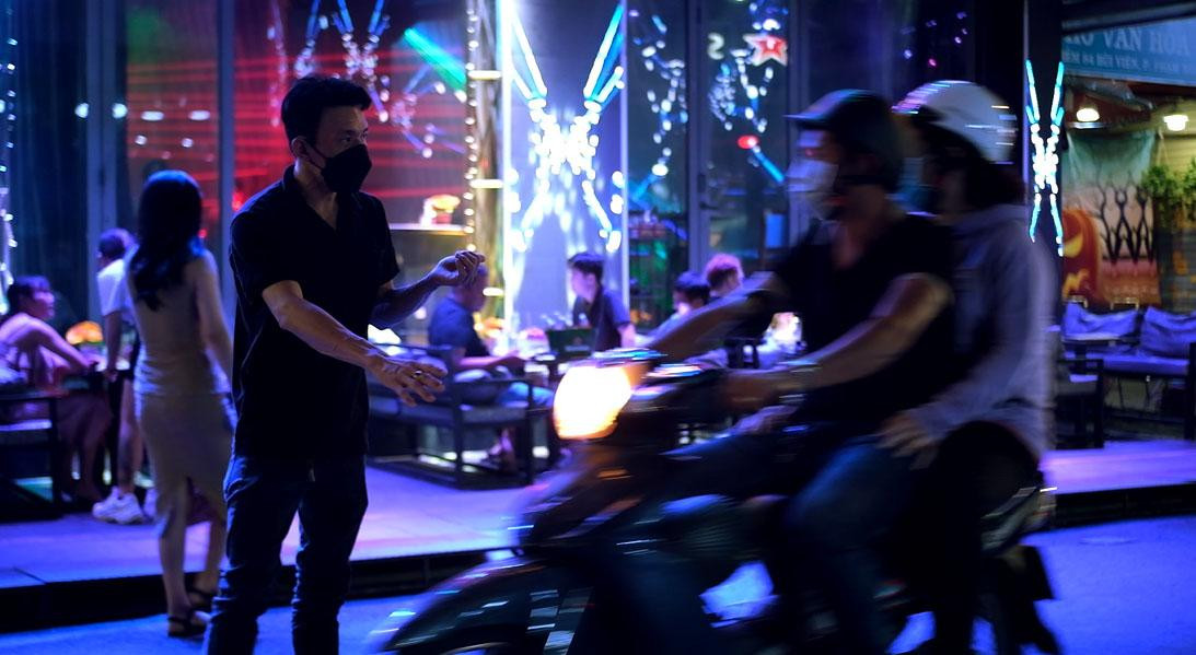 Nhiều nhân viên của quán đứng ngoài đường vẫy khách. Nhiều nhân viên của quán đứng ngoài đường vẫy khách.