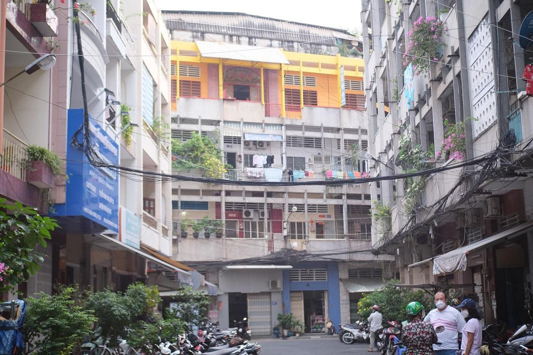 Chung cư Hùng Vương được xây dựng từ năm 1973, chùa Từ Đức cũng được khai sơn từ những ngày đầu hoàn thành xây dựng chung cư này. Ngôi chùa được phủ lớp sơn màu vàng để phân biệt với các căn hộ xung quanh.