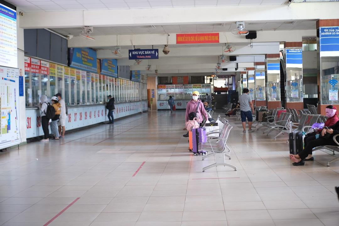 Khung cảnh chỉ lác đác vài khách ở khu vực bán vé cũng như sảnh chờ bến xe tại bến xe miền Đông. Khung cảnh chỉ lác đác vài khách ở khu vực bán vé cũng như sảnh chờ bến xe tại bến xe miền Đông.