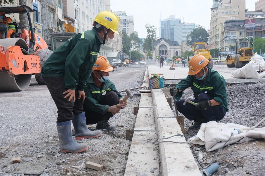 Để đảm bảo tiến độ thi công tái lập mặt bằng trên đường Lê Lợi, hàng trăm công nhân, kỹ sư đang làm việc liên tục, đẩy nhanh tiến độ thi công tháo dỡ toàn bộ rào chắn, hoàn trả mặt bằng và tái lập cảnh quan cho khu vực này.