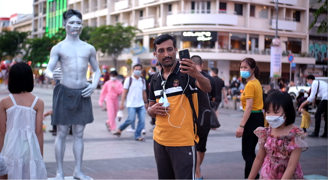 Theo ghi nhận của PV Tiền Phong, những ngày qua, nhiều địa điểm du lịch tại TPHCM như Bưu điện Thành phố, phố đi bộ Bùi Viện, phố đi bộ Nguyễn Huệ,…đang nhộn nhịp trở lại. Đây được xem là tín hiệu tích cực, báo hiệu sự phục hồi của ngành du lịch trong nước. Trong ảnh: Khách quốc tế lưu hào hứng chụp lại khoảnh khắc đẹp tại phố đi bộ Nguyễn Huệ, quận 1, TP.HCM Theo ghi nhận của PV Tiền Phong, những ngày qua, nhiều địa điểm du lịch tại TPHCM như Bưu điện Thành phố, phố đi bộ Bùi Viện, phố đi bộ Nguyễn Huệ,…đang nhộn nhịp trở lại. Đây được xem là tín hiệu tích cực, báo hiệu sự phục hồi của ngành du lịch trong nước. Trong ảnh: Khách quốc tế lưu hào hứng chụp lại khoảnh khắc đẹp tại phố đi bộ Nguyễn Huệ, quận 1, TP.HCM