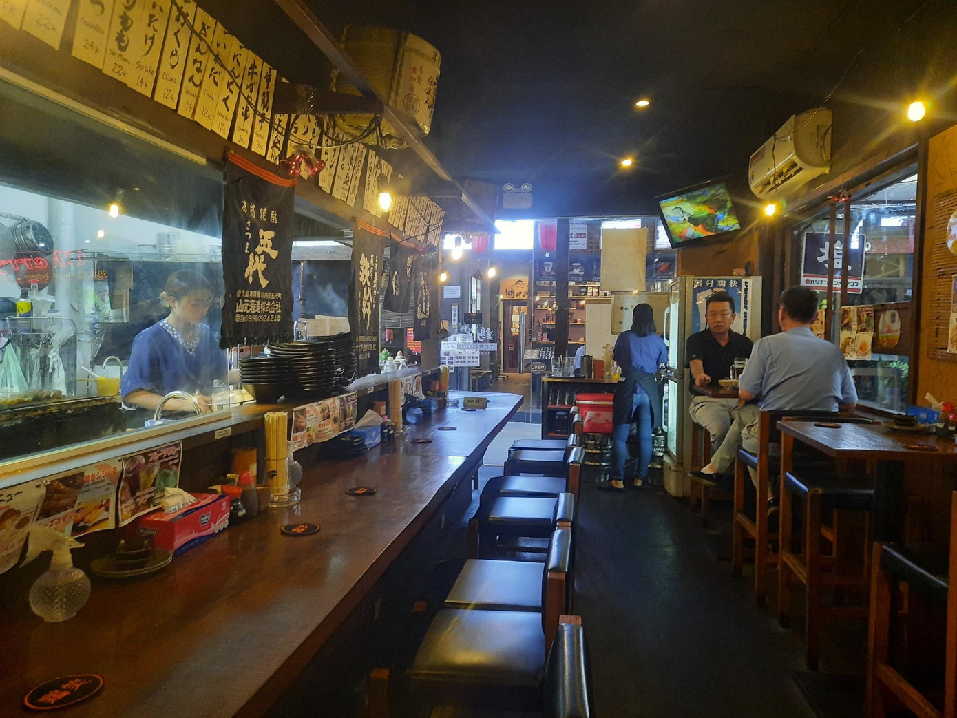 Theo nhiều chủ quán ăn ở khu phố Nhật, lượng khách đến đây không còn đông như trước, chỉ đạt khoảng 30-40% so với trước dịch.