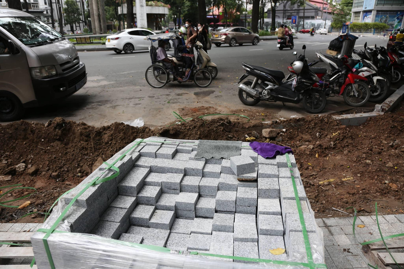 Cận cảnh viên đá granite được dùng để lát vỉa hè khu vực xung quanh Hồ Con Rùa. Cận cảnh viên đá granite được dùng để lát vỉa hè khu vực xung quanh Hồ Con Rùa.