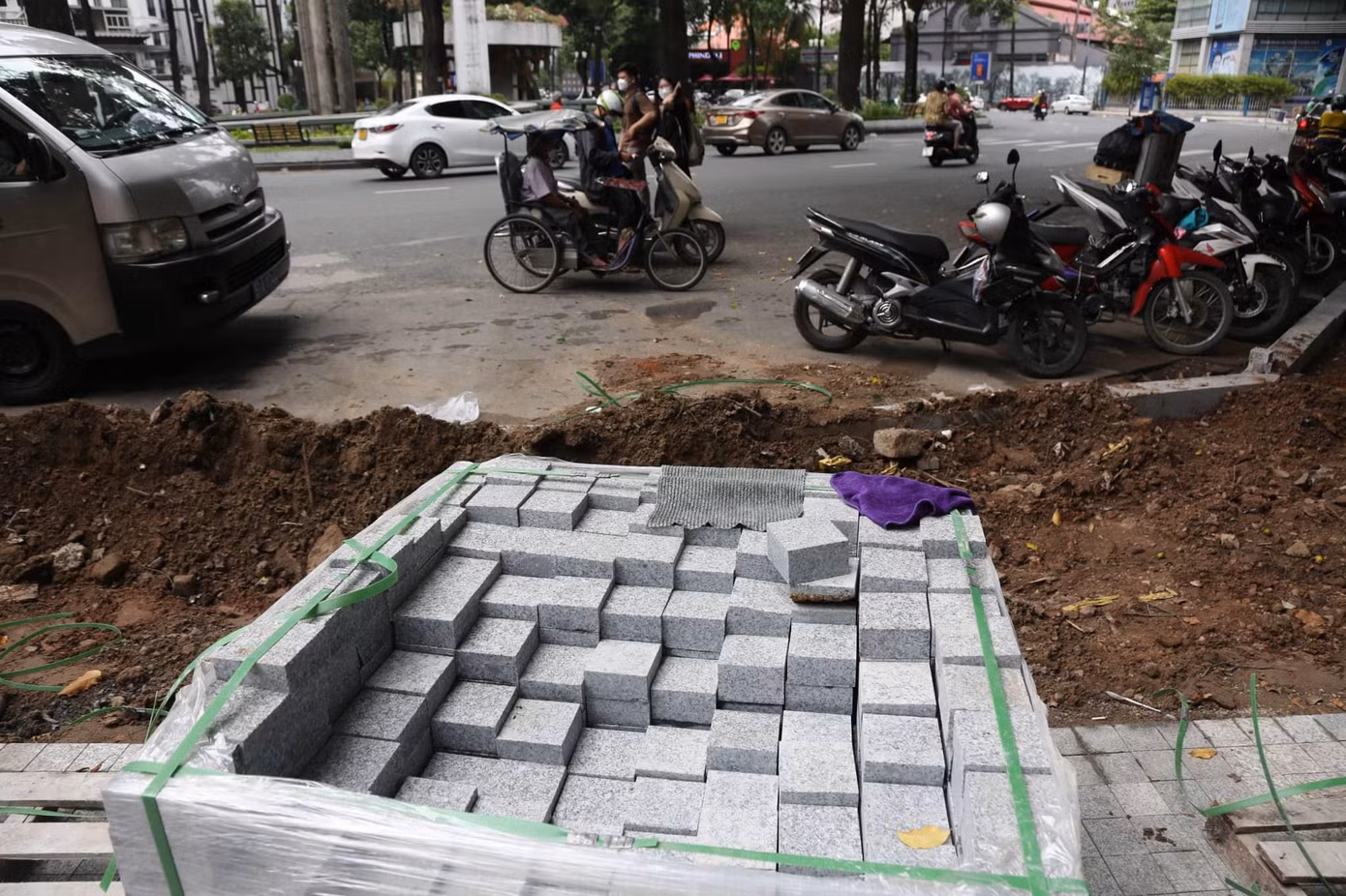 Cận cảnh viên đá granite được dùng để lát vỉa hè khu vực xung quanh Hồ Con Rùa. Cận cảnh viên đá granite được dùng để lát vỉa hè khu vực xung quanh Hồ Con Rùa.