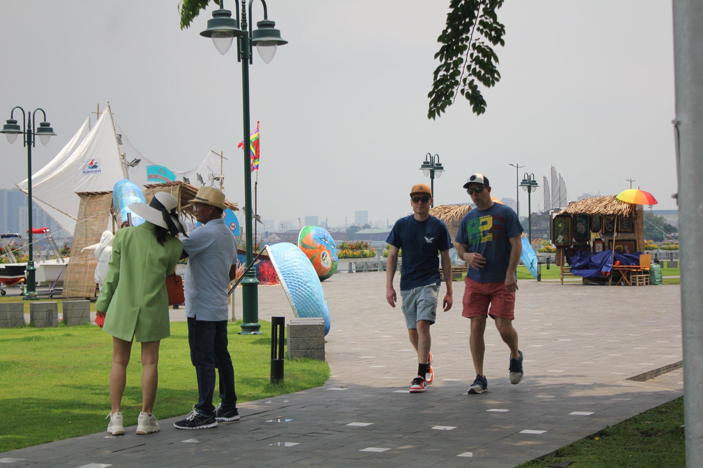 Chị Hoàng Lam (ngụ quận 3, TPHCM) chia sẻ: “Ngày lễ vui chơi tại TPHCM cũng rất thú vị, không nhất thiết phải đi xa. Năm nay TPHCM còn có nhiều địa điểm du lịch mới lạ như bến Bạch Đằng, cầu Thủ Thiêm 2... Đây là những địa điểm tôi rất thích vì kiến trúc rất hiện đại. Tôi sẽ chụp nhiều bức ảnh ở những địa điểm mới này để giới thiệu cho bạn bè của tôi ở nước ngoài”.