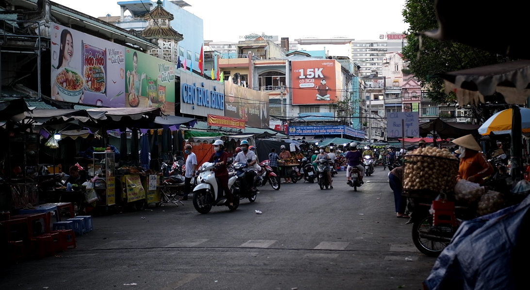 Theo ghi nhận của PV Tiền Phong tại chợ Hòa Bình (quận 5, TP.HCM), các mặt hàng như: gà cúng, hoa tươi, trái cây, xôi, vàng mã… có sức mua mạnh hơn ngày thường. Dẫu vậy, theo các tiểu thương lượng người mua đồ cúng tại chợ năm nay không nhộn nhịp bằng các năm trước.