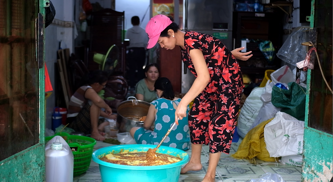 Để chuẩn bị cho ngày vía Thần Tài, một cửa hàng bán cá lóc nướng trên đường Tân Kỳ Tân Quý, đã huy động 25-30 người gồm các thành viên trong gia đình và hàng xóm để nướng cá từ sáng sớm ngày 9/2. Để chuẩn bị cho ngày vía Thần Tài, một cửa hàng bán cá lóc nướng trên đường Tân Kỳ Tân Quý, đã huy động 25-30 người gồm các thành viên trong gia đình và hàng xóm để nướng cá từ sáng sớm ngày 9/2.