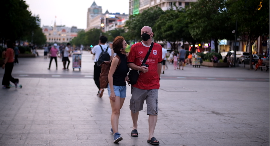 Với cảnh quan đẹp, các hoạt động giải trí đa dạng, phố đi bộ Nguyễn Huệ trở thành một “điểm hẹn” lý tưởng của người dân địa phương lẫn khách du lịch. Với cảnh quan đẹp, các hoạt động giải trí đa dạng, phố đi bộ Nguyễn Huệ trở thành một “điểm hẹn” lý tưởng của người dân địa phương lẫn khách du lịch.