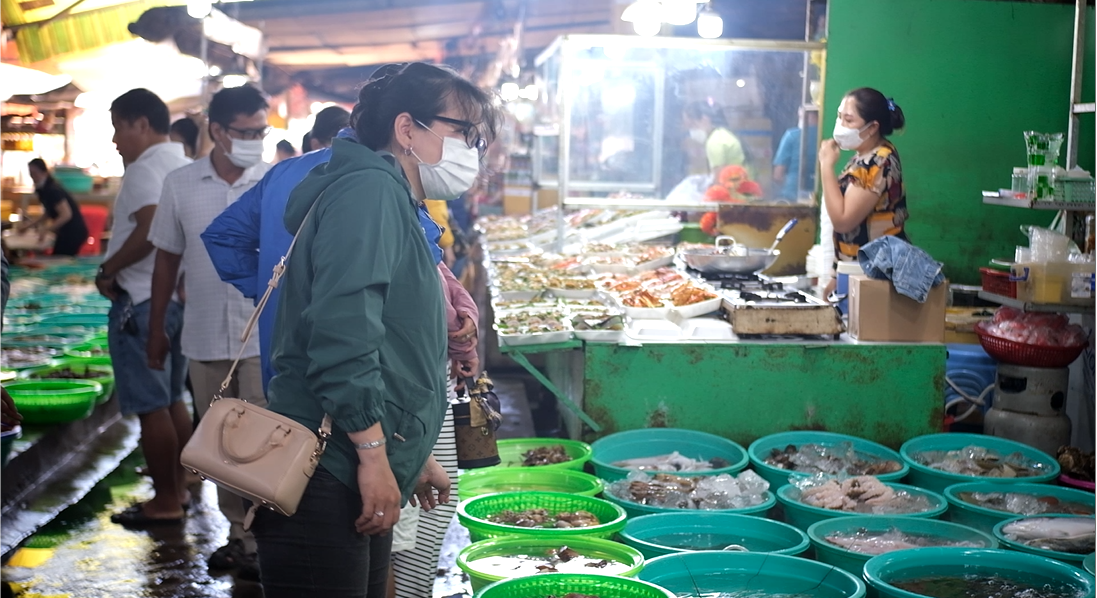 Chợ Hàng Dương là khu vực nổi tiếng ở huyện Cần Giờ chuyên bán hải sản tươi ngon, giá cả bình ổn.