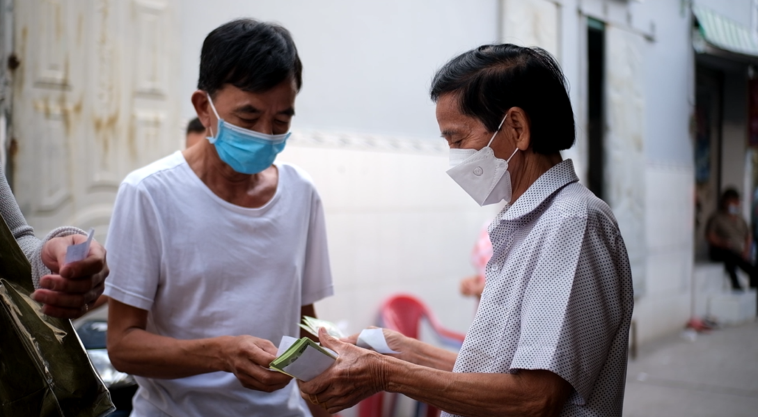 Ngày 12/12, ông Lê Tuấn Giản và con gái chuẩn bị 120 triệu tiền mặt phát cho 400 người ở 8 tổ của KP6, P.Tân Tạo, Q.Bình Tân.